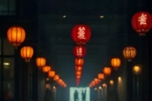 《铁轨与蝉》小站月台与夏天树影画面