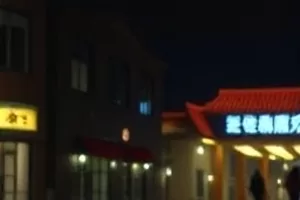 《雨季的第七天》屋檐落雨空镜剧照