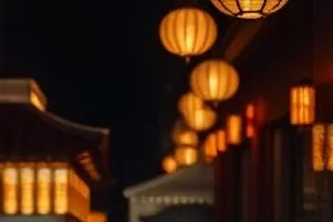 《旧书铺的夏天》书架与木窗光斑画面